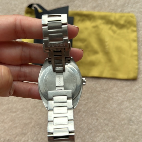 Gucci unisex watch. 7/10 use. No box included is Gucci dust bag - Picture 5 of 9